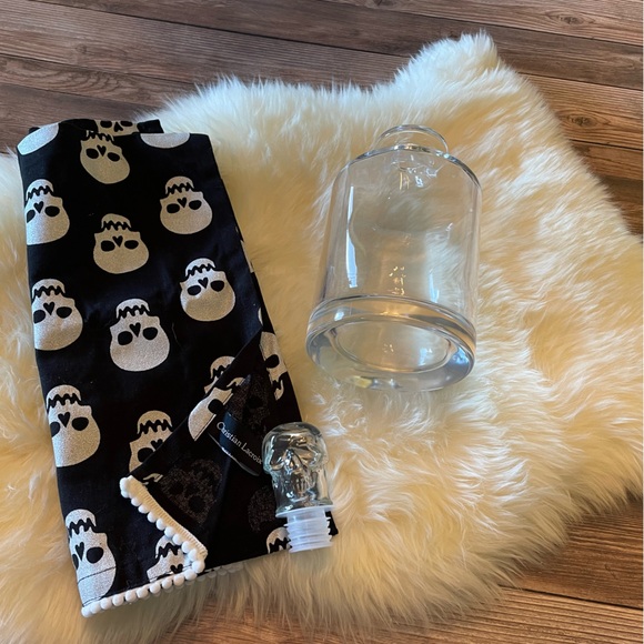 Glass Skull Decanter & Christian Lacroix Tea Towel - Picture 1 of 8